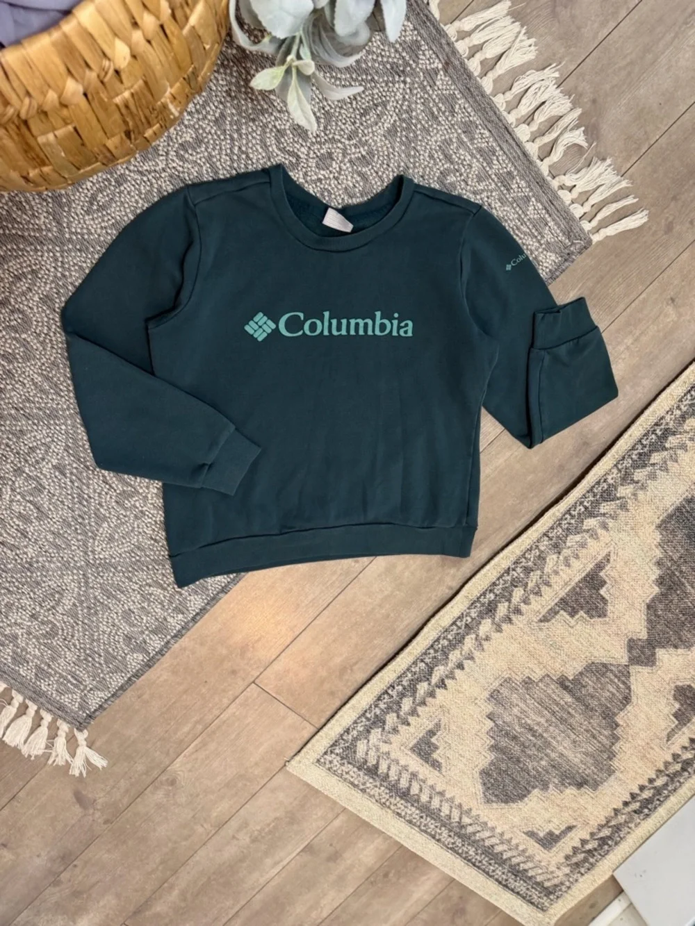 Columbia Tweens Dark Teal Crewneck Sweatshirt with Mint Logo Size Medium Unisex